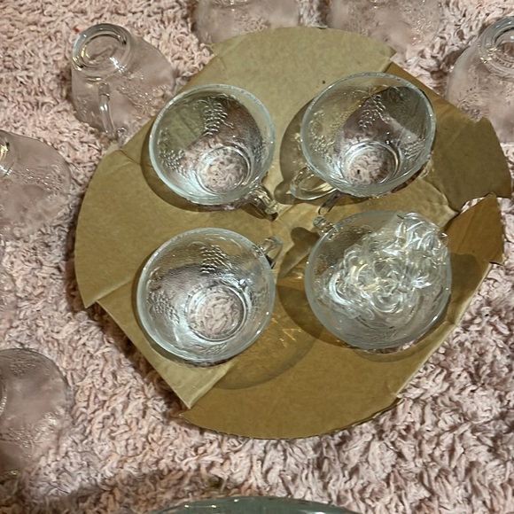 Vintage punch bowls and 12 tea cup style glasses - Picture 4 of 5